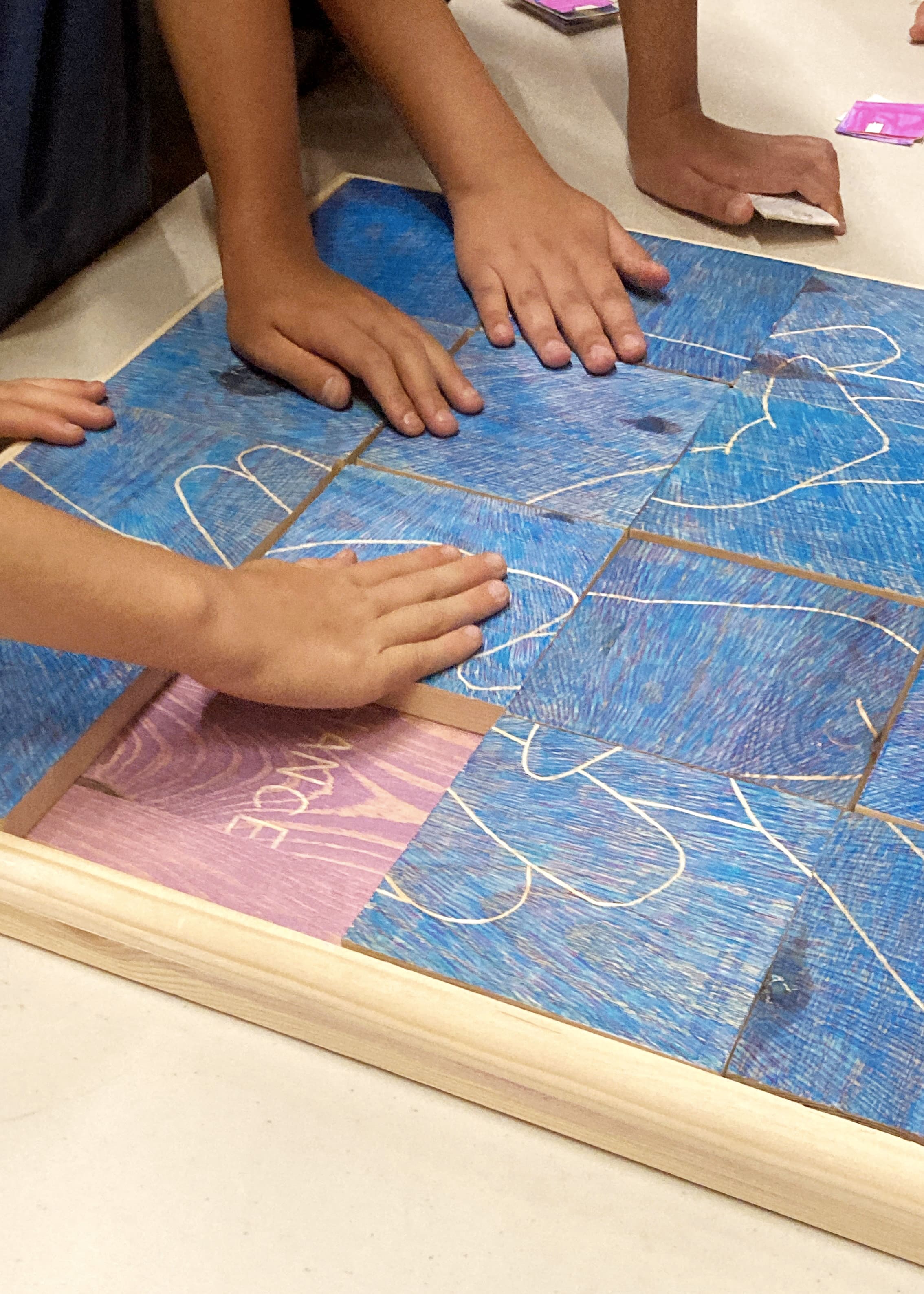 Je croise pour toi, 2025, peinture acrylique, crayon de couleur et gravure sur bois de pin, 60 x 60 x 5 cm